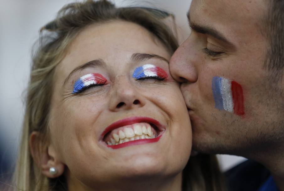 Un bacio tra una coppia francese. Ap